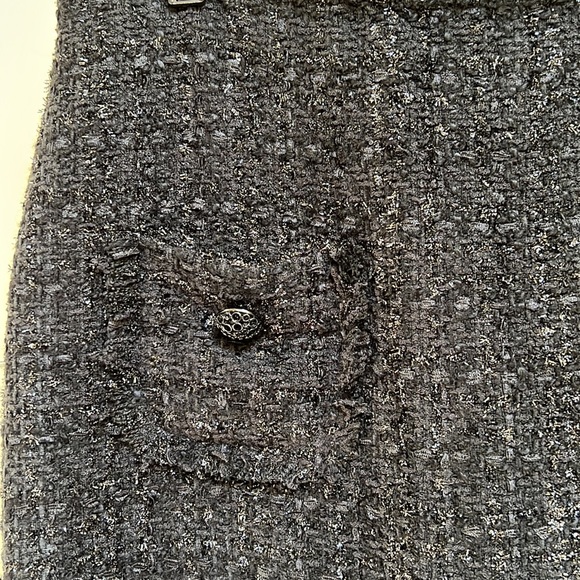 Black skirt. - Picture 2 of 4